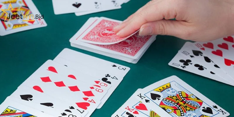 Bài 32 lá có lối chơi hấp dẫn và rất dễ tham gia. 